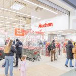 Wejście do hipermarketu Auchan w M1 Marki