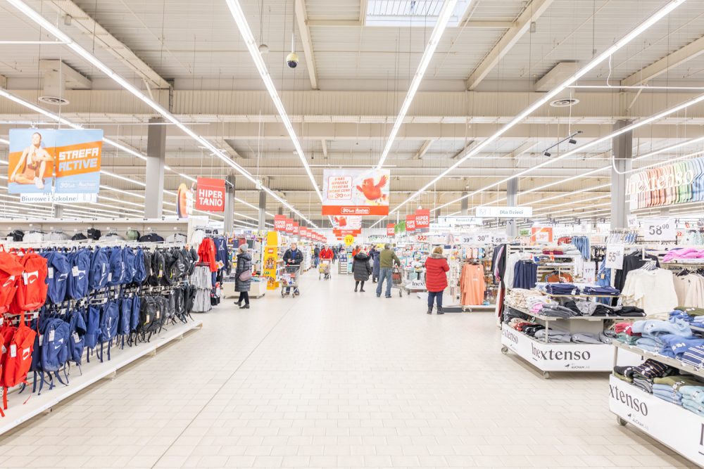 Wnętrze hipermarketu Auchan w M1 Marki