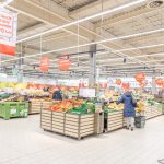 Dział warzywa owoce w hipermarkecie Auchan
