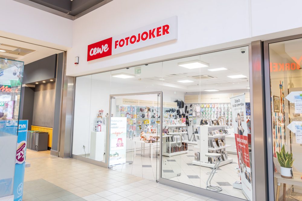 Witryna salonu fotograficznego CEWE FOTOJOKER w M1 Marki