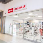 Witryna salonu fotograficznego CEWE FOTOJOKER w M1 Marki