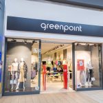 Witryna sklepu z odzieżą damską Greenpoint w M1 Marki