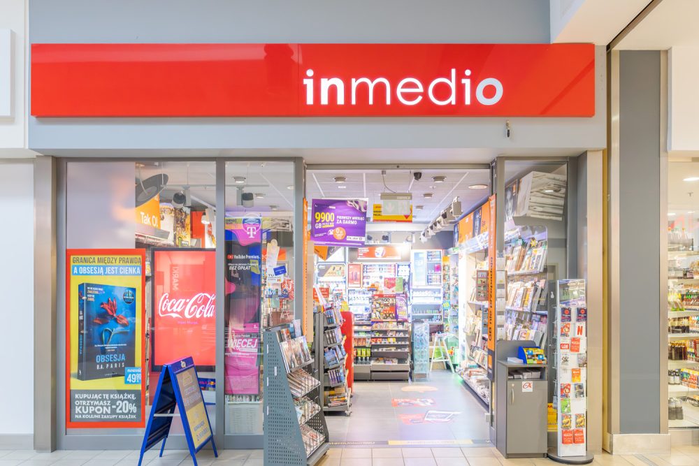 Witryna saloniku prasowego Inmedio w M1 Marki