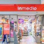Witryna saloniku prasowego Inmedio w M1 Marki