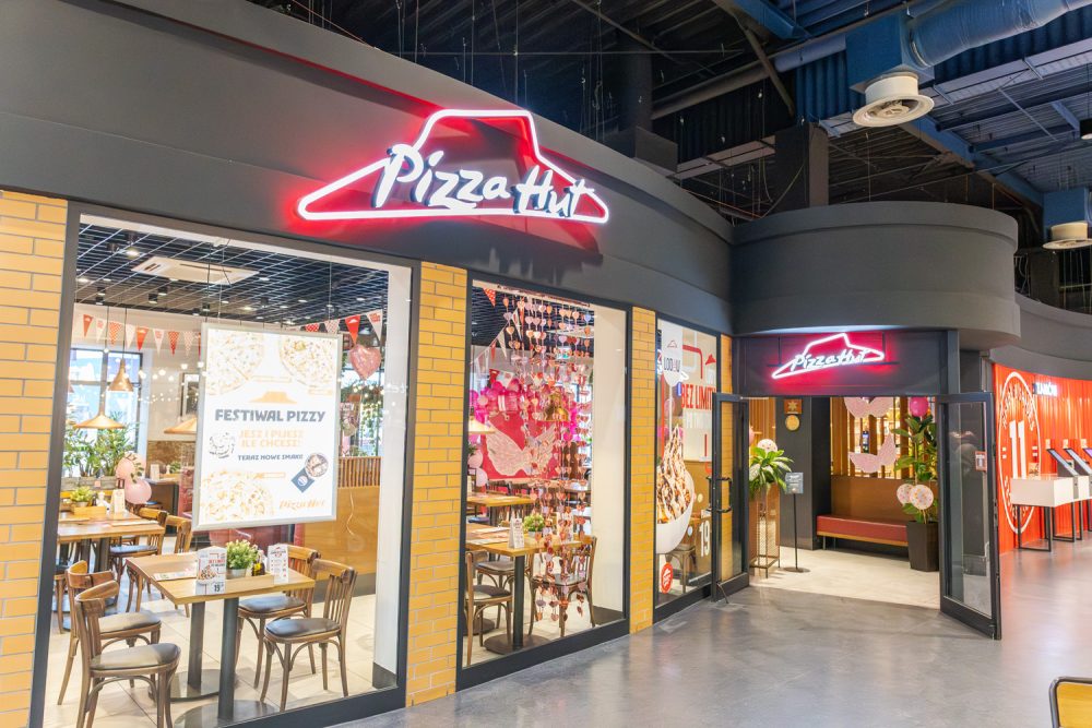 Wejście do restauracji Pizza Hut w M1 Marki