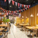 Stoliki w restauracji Pizza Hut w M1 Marki