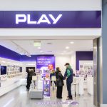 Wejście do salonu PLAY w M1 Marki