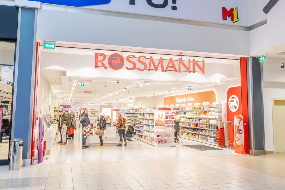 Wejście do drogerii Rossmann w M1 Marki