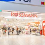 Wejście do drogerii Rossmann w M1 Marki