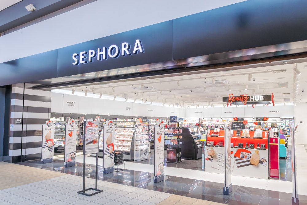 Wejście do drogerii Sephora w M1 Marki
