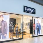 Witryna salonu z modą męską PAWO w M1 Marki