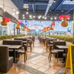 Stoliki w restauracji Sphinx w M1 Marki