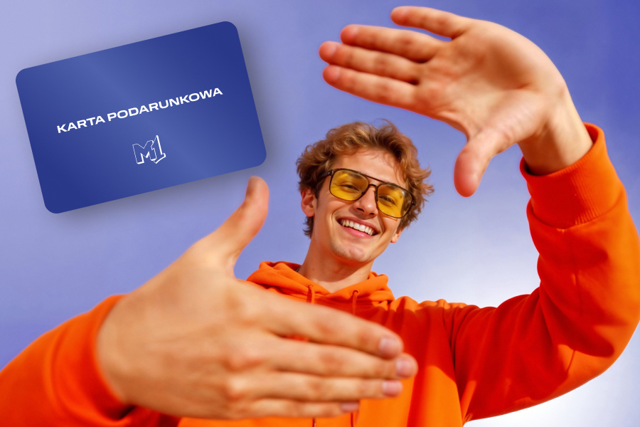 mężczyzna modnie ubrany z kartą podarunkową m1 marki