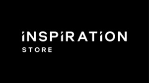 Logo marki Inspiration Store przedstawiające biały napis „INSPIRATION STORE” z wyróżnionymi małymi literami „i” na czarnym tle.