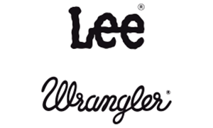 Logo marek Lee i Wrangler przedstawiające czarne, charakterystyczne napisy obu marek odzieżowych na jasnym tle.