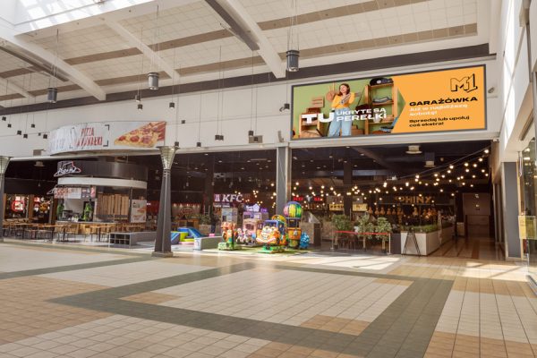 Baner m1 o powierzchni 27 m2 i wymiarach 9x3m znajdujący się nieopodal sklepów Auchan, C&A i Rossman