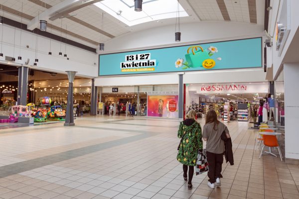 Jeden z największych banerów znajdujący się przy sklepach Auchan, C&A i Rossmann. Powierzchnia wynosi 60 m2 o wymiarach 20x3m
