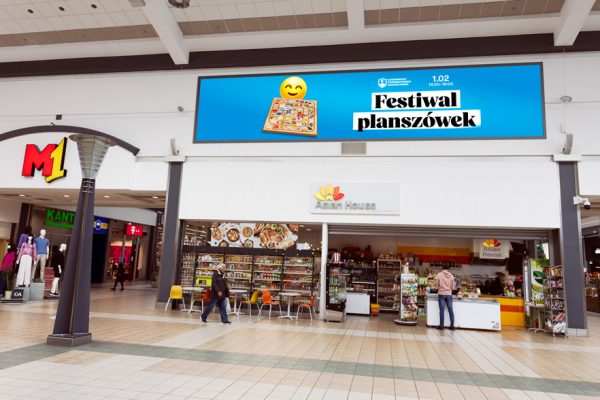 Baner znajdujący się nad Asian House i w pobliżu Auchan, C&A oraz Rossmann. Wymiary baneru wynoszą 12x3m o łącznej powierzchni 36 m2