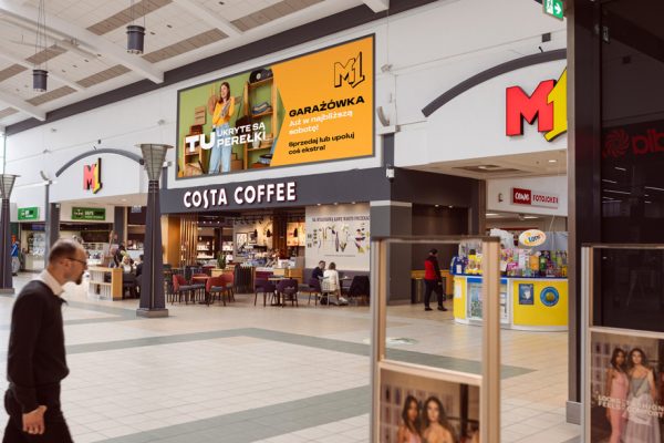 Duży baner reklamowy o wymiarach 10,5x4m i łącznej powierzchni 42m2 zlokalizowany w pobliżu sklepów MediaMarkt, CCC i Deichmann