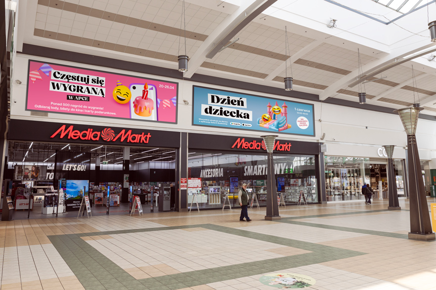 Dwa banery o wymiarach 9x3m i 12x3m i łącznej powierzchni 63 m2 zlokalizowane obok MediaMarkt, Deichmann i CCC