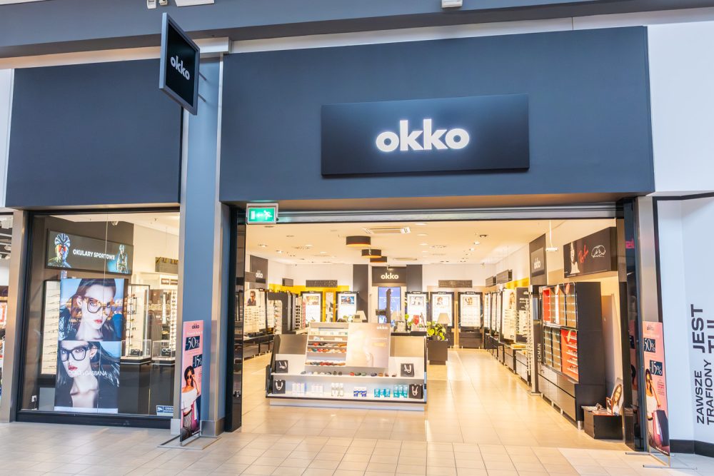 Wejście do salonu optycznego OKKO w M1 Marki