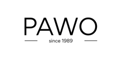 Logo marki PAWO przedstawiające czarny napis „PAWO” z poziomymi kreskami po bokach i napisem „since 1989” poniżej na jasnym tle.