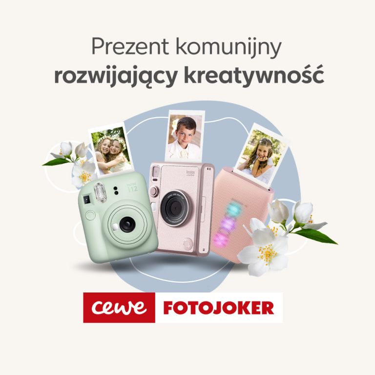 Grafika reklamowa CEWE FOTOJOKER z hasłem „Prezent komunijny rozwijający kreatywność”. Na jasnym tle pokazano aparaty natychmiastowe Instax w różnych kolorach oraz przenośną drukarkę do zdjęć, z których wysuwają się fotografie dzieci. Grafika promuje pomysł na prezent komunijny, który rozwija kreatywność i zachęca do fotografowania.
